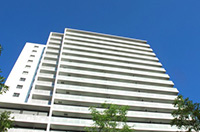 白い高層ビルの画像